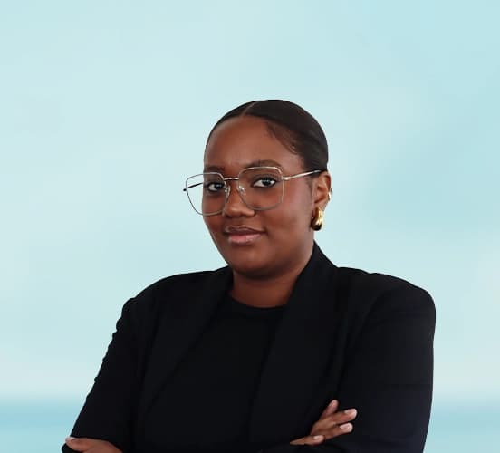 Elizabeth Cruz, Assistente Administrativa