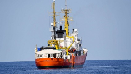 Portugal to accept 10 of 58 migrants on Aquarius ship