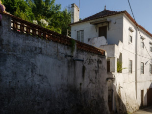 Land with a house in ruin in the historic center of Alcobaça, Property for sale in CR327