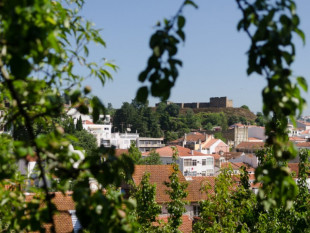 Land with a house in ruin in the historic center of Alcobaça, Property for sale in CR327