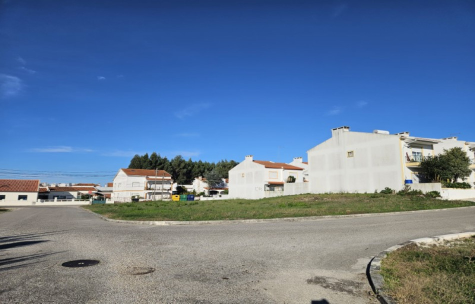 Land in Caldas da Rainha to build 2 detached houses Land for sale in