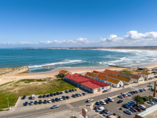Building on the 1st line of the beach excellent for investment, Property for sale in Peniche, Peniche, BL1068