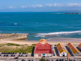 Building on the 1st line of the beach excellent for investment, Property for sale in Peniche, Peniche, BL1068