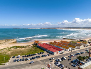 Building on the 1st line of the beach excellent for investment, Property for sale in BL1068