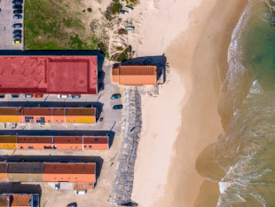 Building on the 1st line of the beach excellent for investment, Property for sale in BL1068