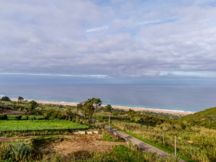 Building land with sea views in Nazaré, Property for sale in BL1179