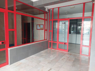 Shop in front of the roundabout from Bairro dos Arneiros in Caldas da Rainha, Property for sale in CR335