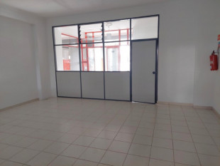 Shop in front of the roundabout from Bairro dos Arneiros in Caldas da Rainha, Property for sale in CR335