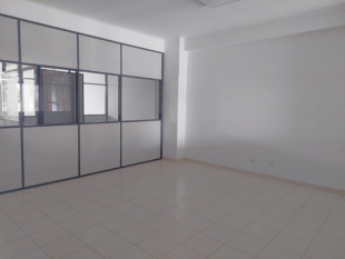 Shop in front of the roundabout from Bairro dos Arneiros in Caldas da Rainha, Property for sale in CR335