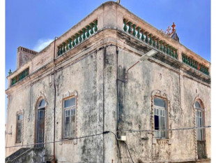 Nineteenth century palace with patio, for recovery, in the centre of Peniche, Property for sale in BL1071
