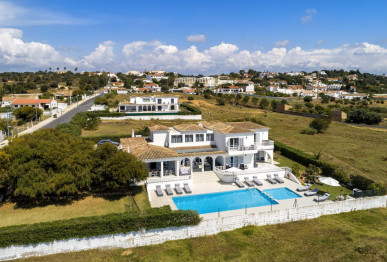 Magnificent 6 Bed Villa next to Salgados Golf course, Property for sale in PP7083