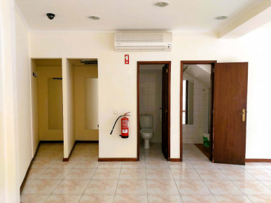 Extraordinary 3 Bedroom Townhouse + Commercial In Ribeira Brava, Property for sale in PP173086