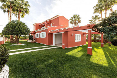 Elegant 3+1 Bedroom Villa With Pool, Privileged Location Close To Praia Da Nossa Sra. Da Rocha, Property for sale in PP174564