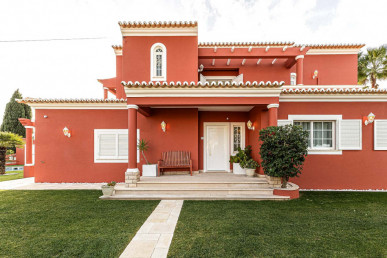 Elegant 3+1 Bedroom Villa With Pool, Privileged Location Close To Praia Da Nossa Sra. Da Rocha, Property for sale in PP174564