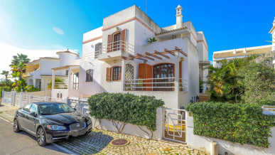 Beautiful 4 Bedroom Townhouse In Vilamoura, Property for sale in PP175026