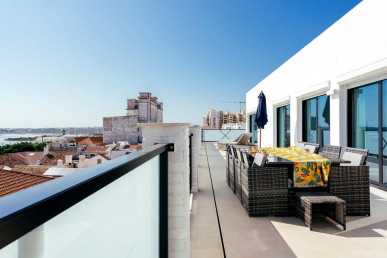 A Luxurious Rentable Penthouse With Sea Views At The Very Heart Of Faro, Property for sale in PP175396