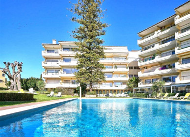T2 Apartment Located Within Walking Distance Of Vilamoura Marina, Property for sale in PP175499
