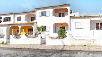 Charming 3 Bedroom Townhouse In Central Quarteira – Walking Distance To The Beach, Property for sale in PP175698