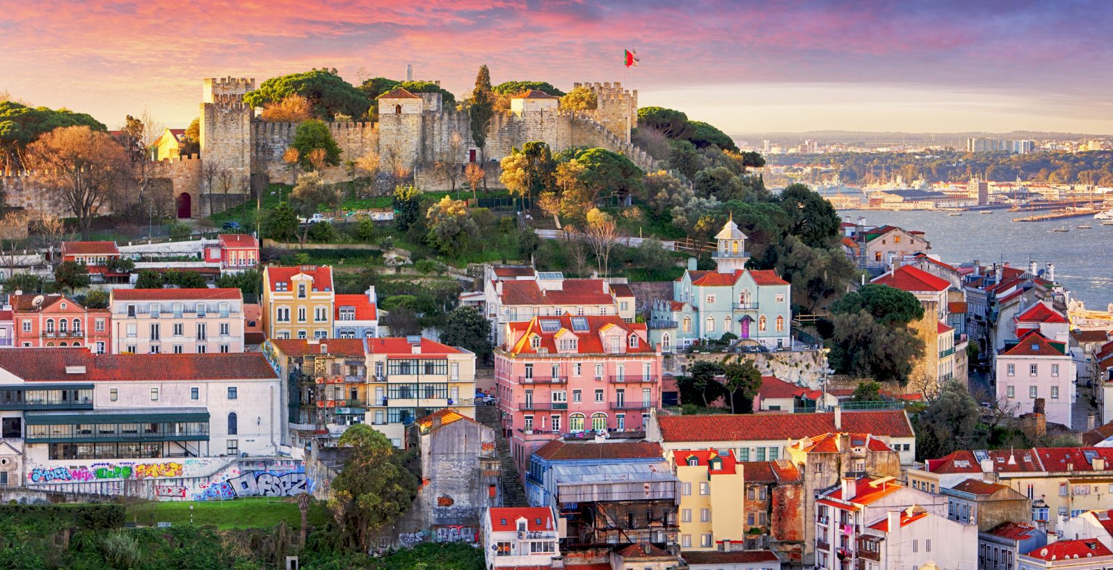 São Jorge castle and surrounding buildings of the old Lisbon.